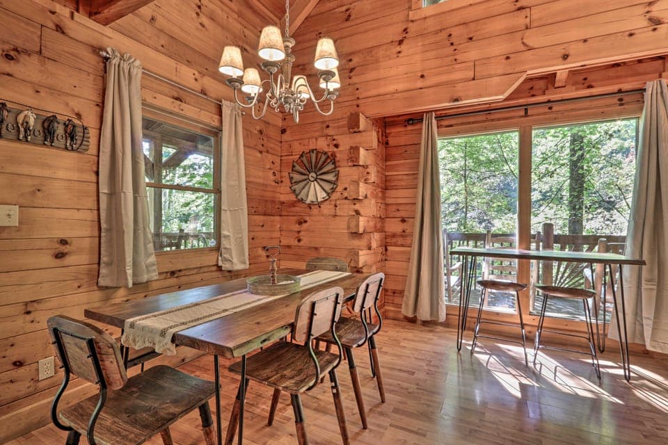 3 Mi to Pigeon Forge: Cabin w/ Hot Tub & Deck House in Pigeon Forge