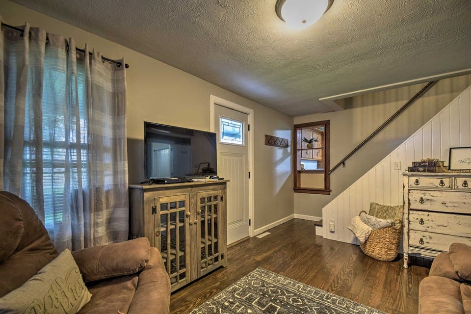 Cozy Goshen Farmhouse ~ 9 Mi to Amish Acres House in Indiana