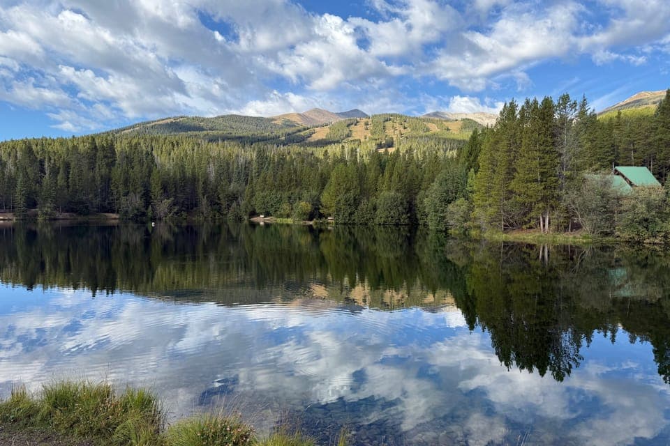 Snowflake Peak 8 Retreat: Ski-In/Out & Trailhead Apartment in Breckenridge