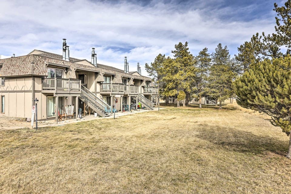 Condo w/ Balcony & Views - Steps to Ski Shuttle! Apartment in Fraser