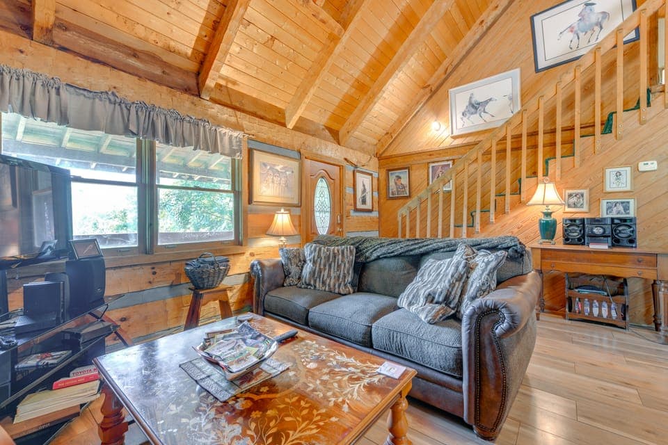 Gatlinburg Smoky Mountain Cabin ~ 1 Mi to Park! House in Gatlinburg