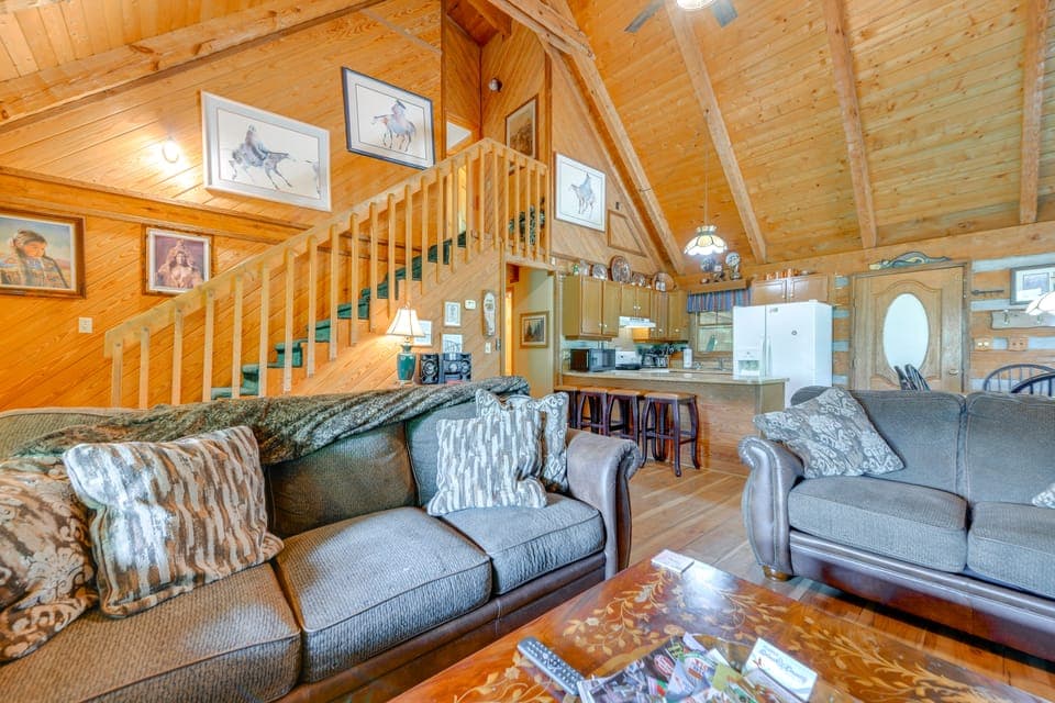 Gatlinburg Smoky Mountain Cabin ~ 1 Mi to Park! House in Gatlinburg