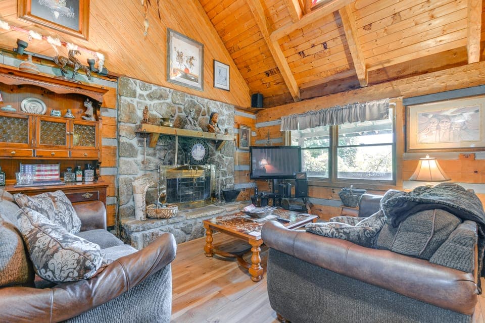 Gatlinburg Smoky Mountain Cabin ~ 1 Mi to Park! House in Gatlinburg