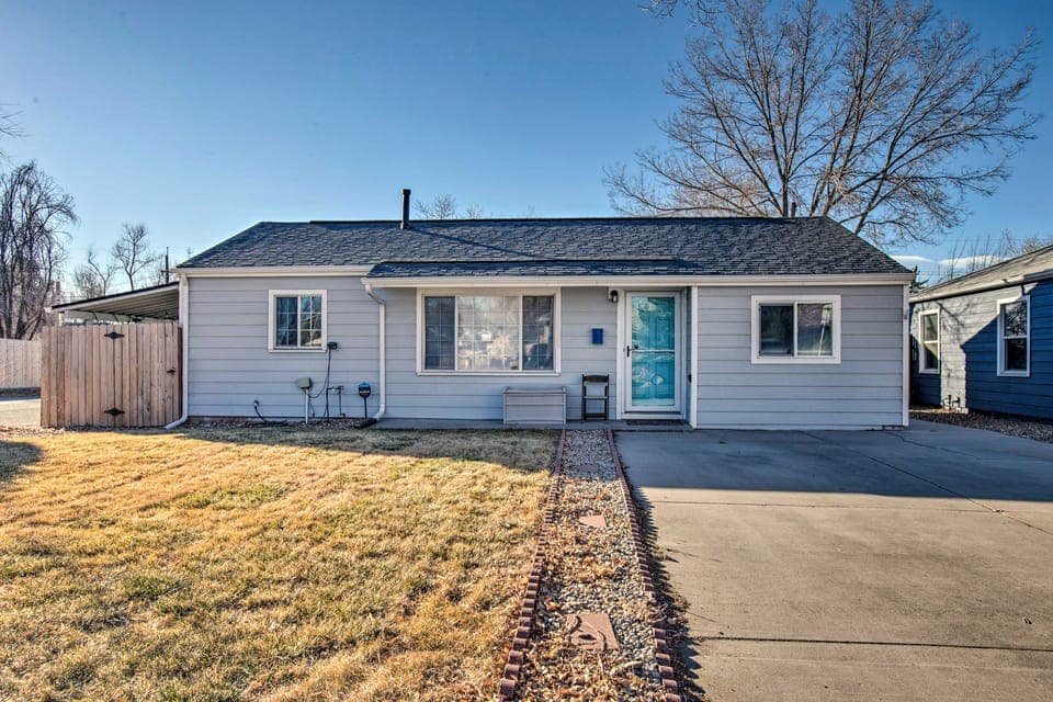 Centrally Located Aurora Home w/ Covered Patio House in Aurora