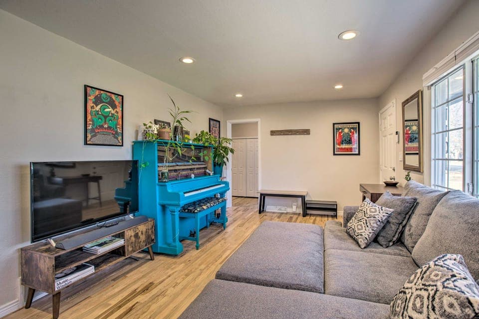 Centrally Located Aurora Home w/ Covered Patio House in Aurora