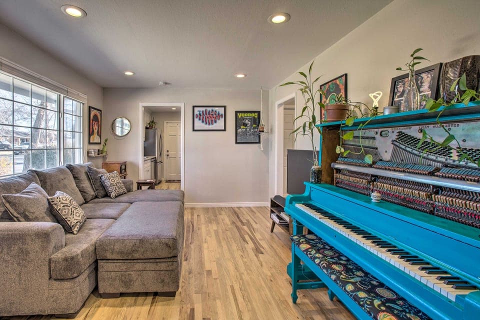 Centrally Located Aurora Home w/ Covered Patio House in Aurora