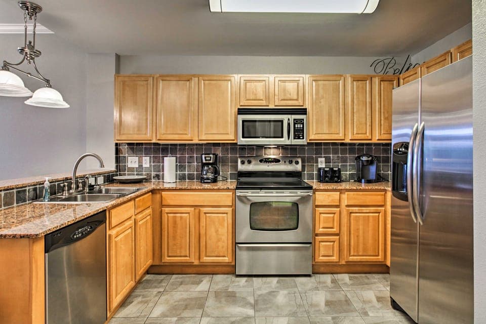 Sevierville Resort Retreat ~ 2 Mi to Pigeon Forge! Apartment in Sevierville