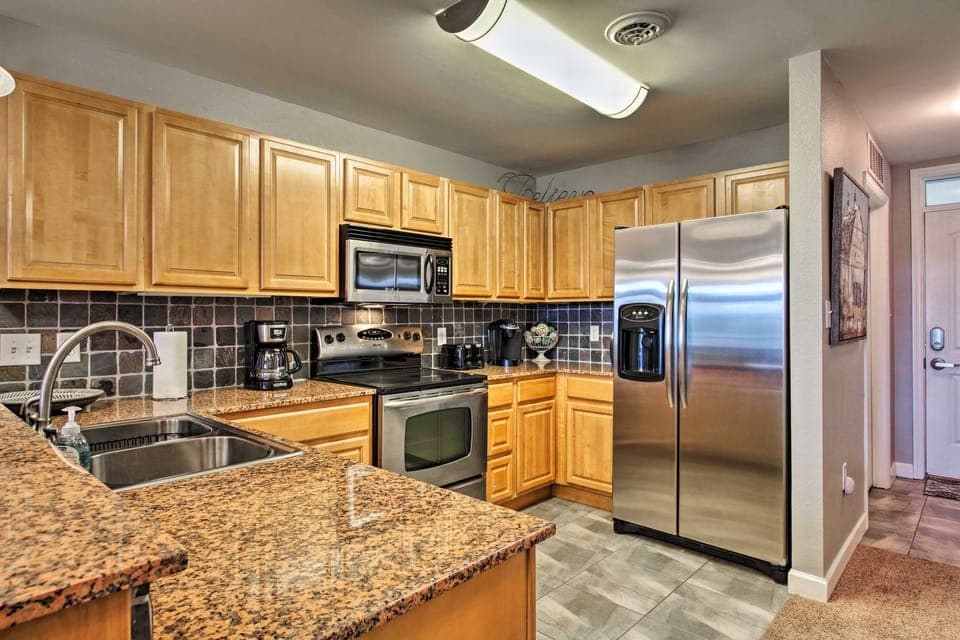 Sevierville Resort Retreat ~ 2 Mi to Pigeon Forge! Apartment in Sevierville