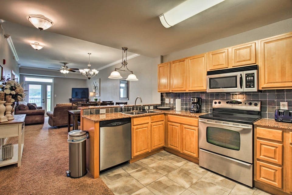 Sevierville Resort Retreat ~ 2 Mi to Pigeon Forge! Apartment in Sevierville