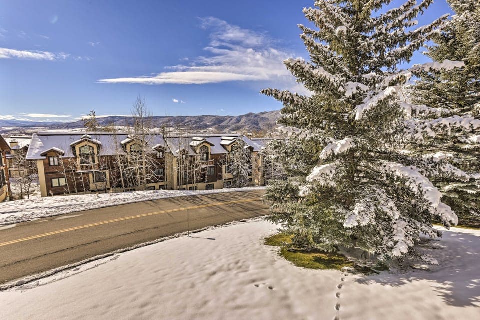 Cozy Condo w/ View, Walk to Steamboat Ski Resort! Apartment in Steamboat Springs