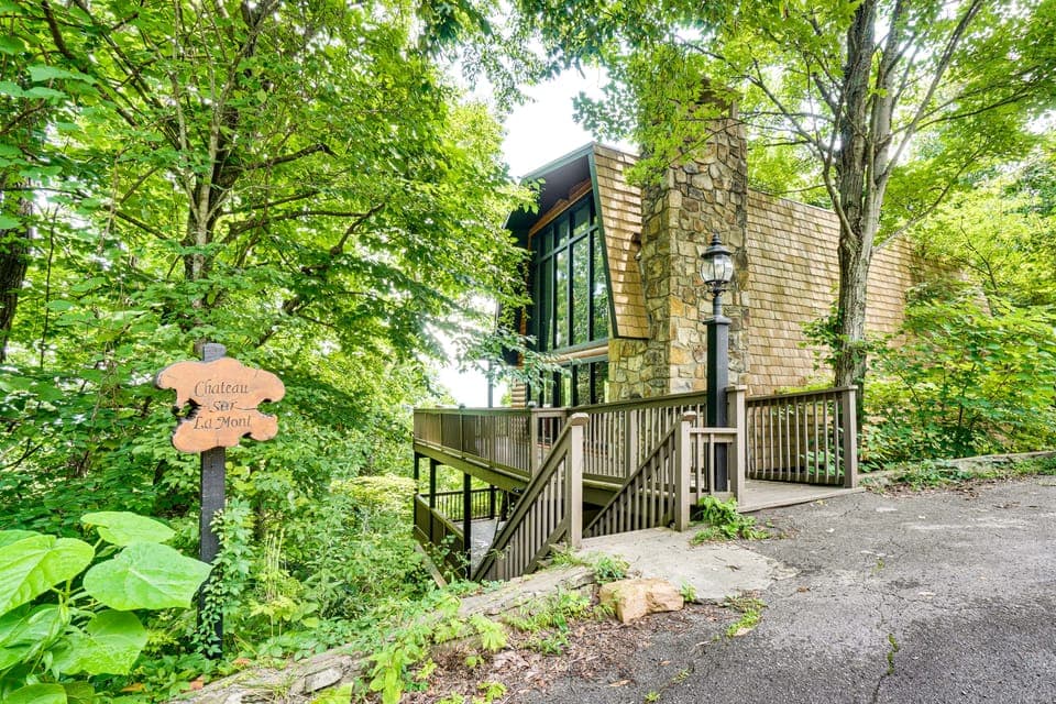 Stunning Views, Hot Tub, 3 Decks: Gatlinburg Cabin House in Gatlinburg