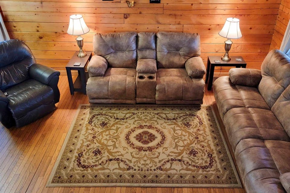 Rustic Cabin w/ Screened Deck: 8 Mi to Dollywood House in Sevierville