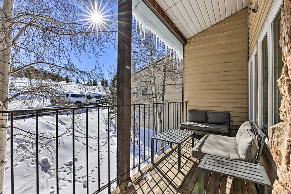 Ski-in/Ski-Out! Modern Mountainside Stay in Granby Apartment in Granby