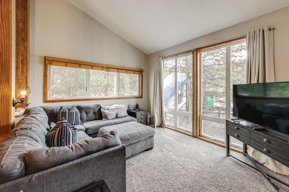 Ski-in/Ski-Out! Modern Mountainside Stay in Granby Apartment in Granby