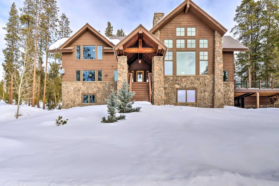 Grand Fraser Escape w/ Private Deck & Hot Tub House in Fraser