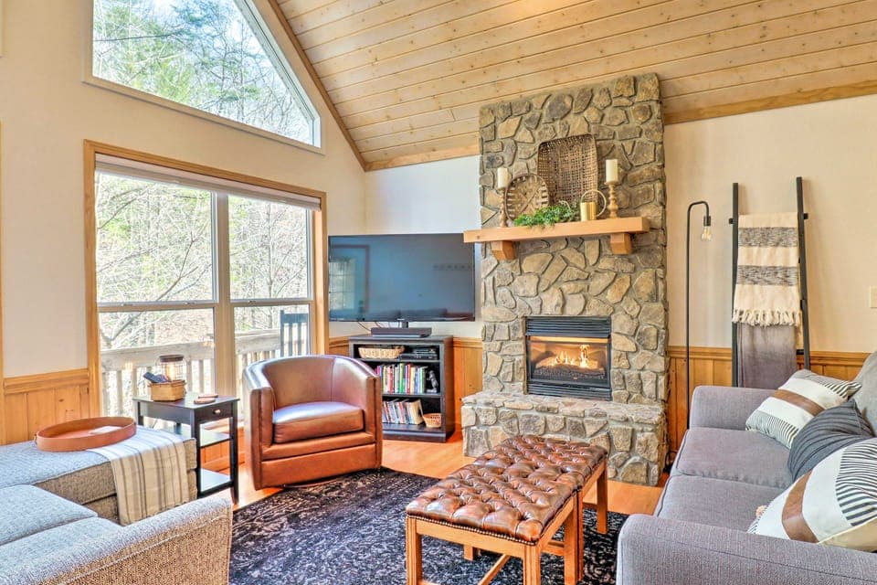 Idyllic Creekside Bryson City Gem w/ Fire Pit! House in Fontana Lake