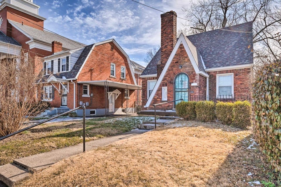 Near Churchill Downs: Pet Friendly, Fenced Yard! Cottage in Louisville