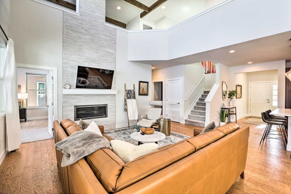 Hike & Ski: Stunning Home w/ Hot Tub in Granby! House in Granby