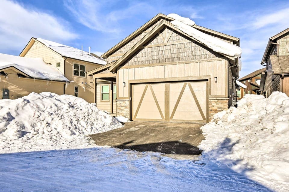 Hike & Ski: Stunning Home w/ Hot Tub in Granby! House in Granby