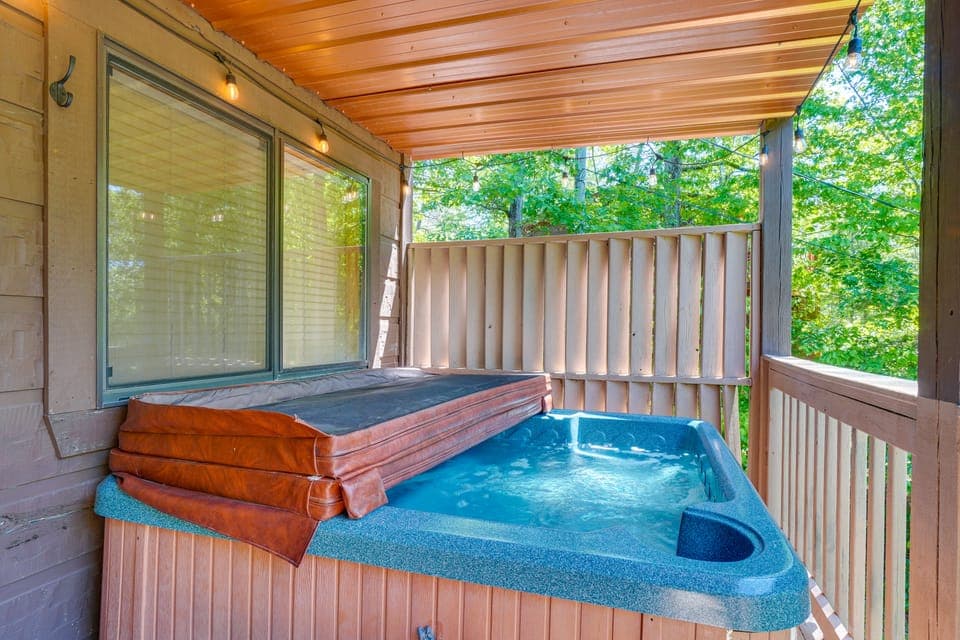 Sevierville Cabin w/ Hot Tub: 5 Mi to Pigeon Forge House in Pigeon Forge
