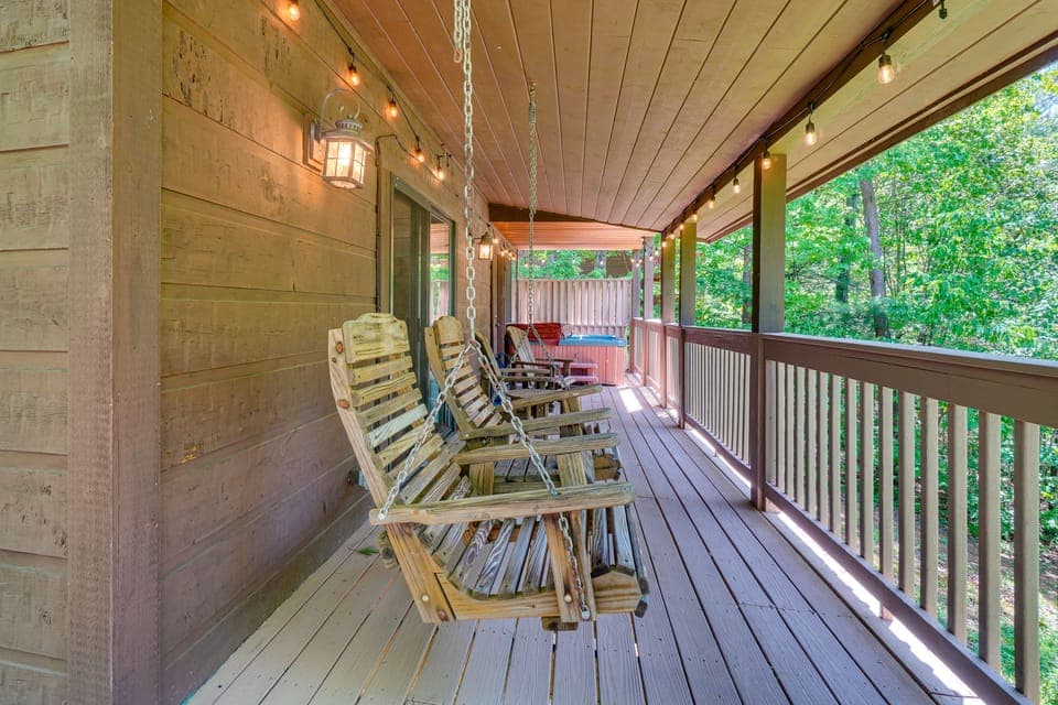 Sevierville Cabin w/ Hot Tub: 5 Mi to Pigeon Forge House in Pigeon Forge