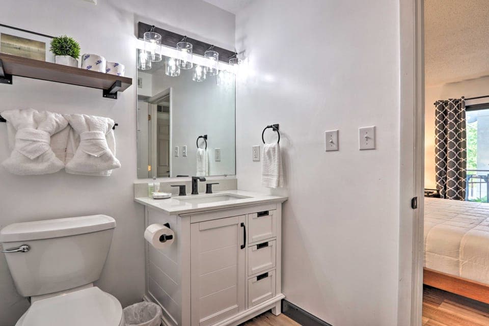 Walk Dtwn! Stylish Condo w/ King Bed, Pool & Patio Apartment in Gatlinburg