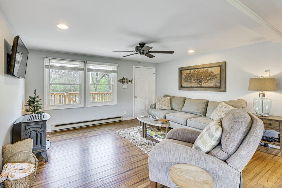Fire Pit + Patio: Creekside Cabin in Eagle Rock! House in Shenandoah Valley