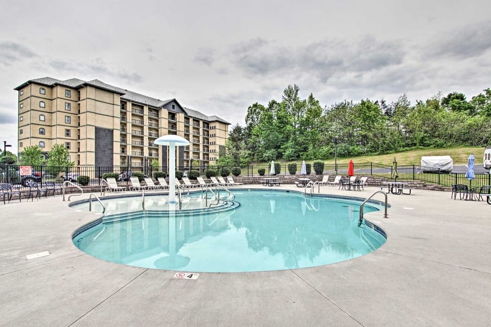 Community Pool Access! Dtwn Pigeon Forge Condo Apartment in Pigeon Forge