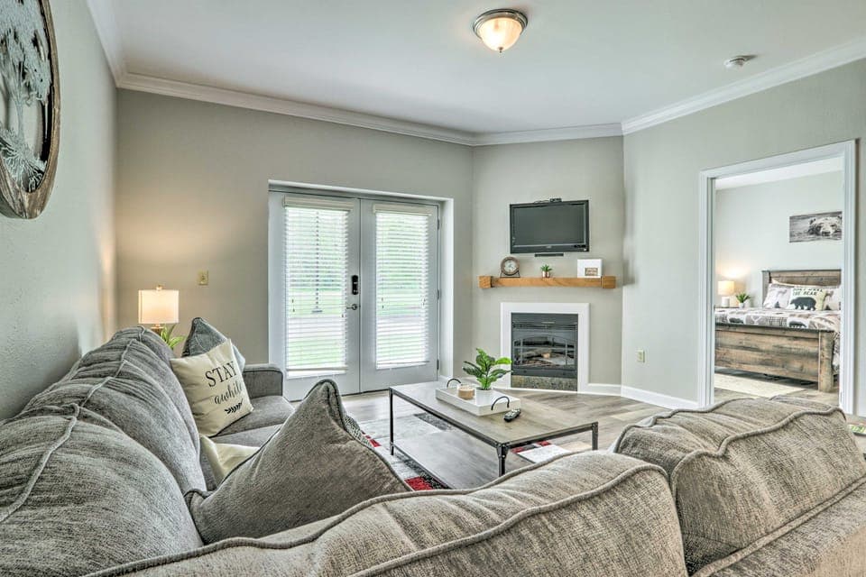 Community Pool Access! Dtwn Pigeon Forge Condo Apartment in Pigeon Forge