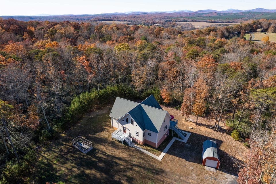 Yogi’s Paradise w/ Deck ~ 1 Mi to Yogaville! House in Nelson County