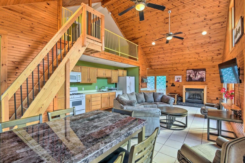 Ohio River Views: Home w/ Fireplace & Deck! House in Indiana