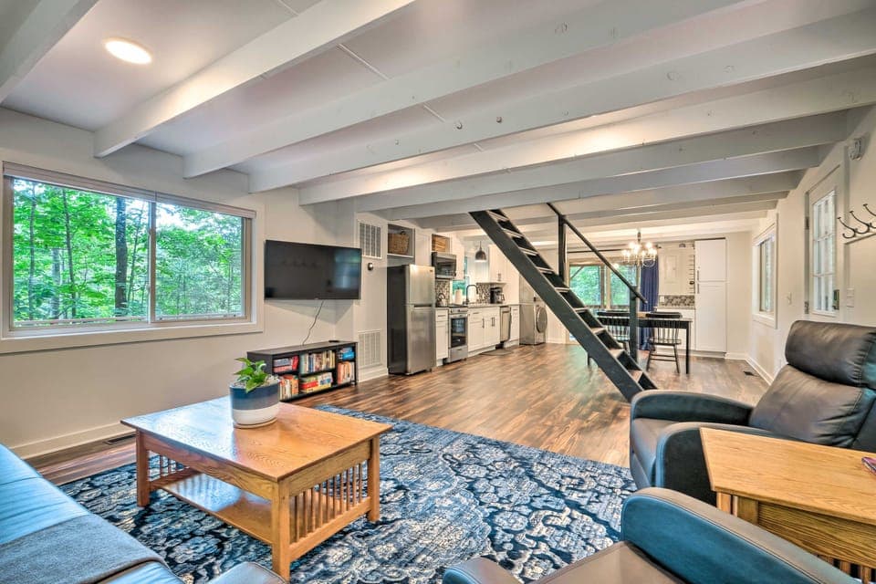 Private Hot Tub & Fire Pit: Family Broadway Cabin House in Shenandoah Valley
