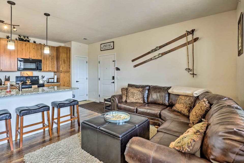 Balcony & Grill: Mtn-View Retreat in Granby! Apartment in Granby