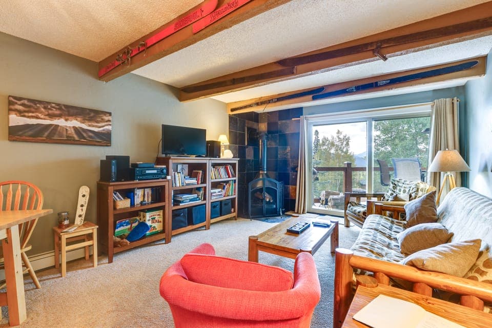 Silverthorne Condo w/ Lake Views: 10 Mi to Skiing! Apartment in Wildernest