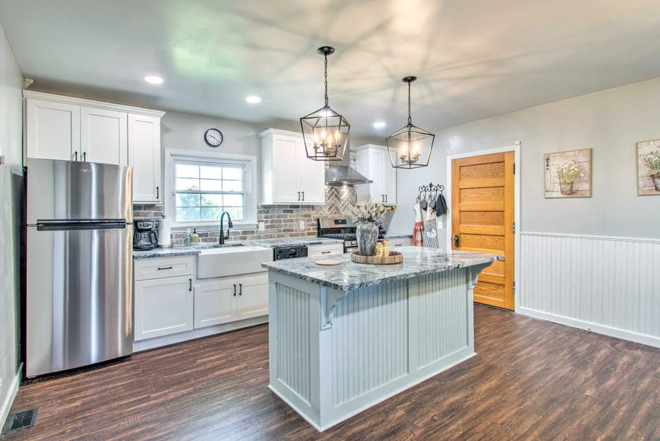 Beautifully Restored Farmhouse in Marshall! House in Indiana