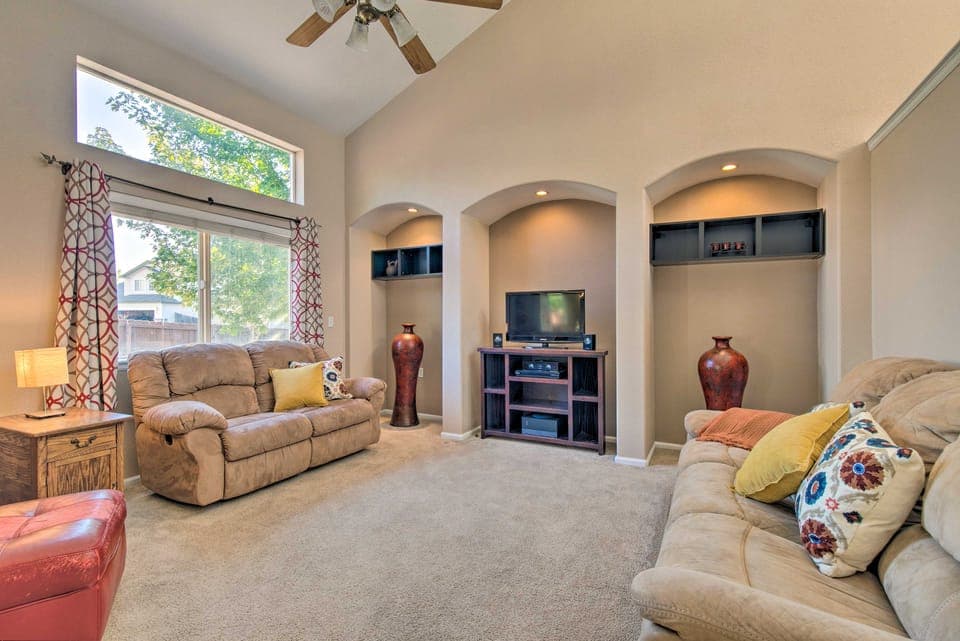Dazzling Castle Rock Retreat w/ Gorgeous Deck House in Castle Rock