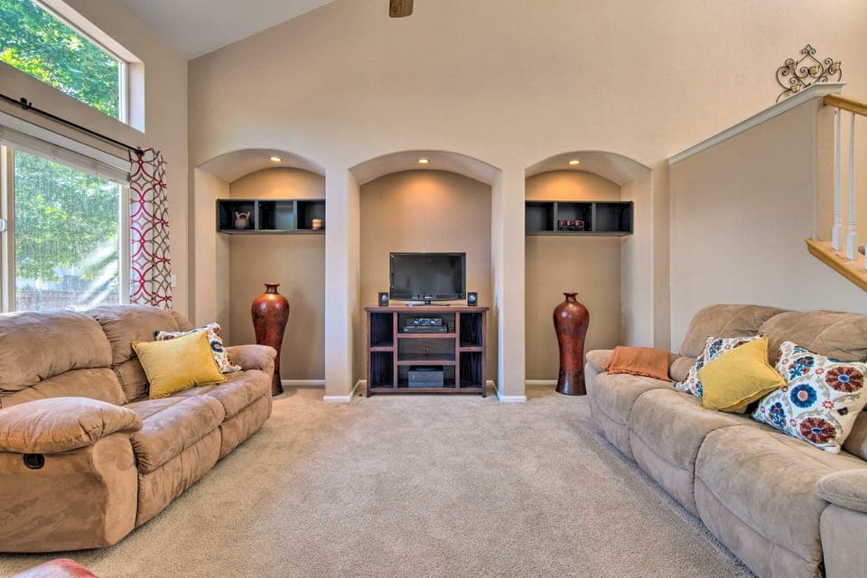 Dazzling Castle Rock Retreat w/ Gorgeous Deck House in Castle Rock