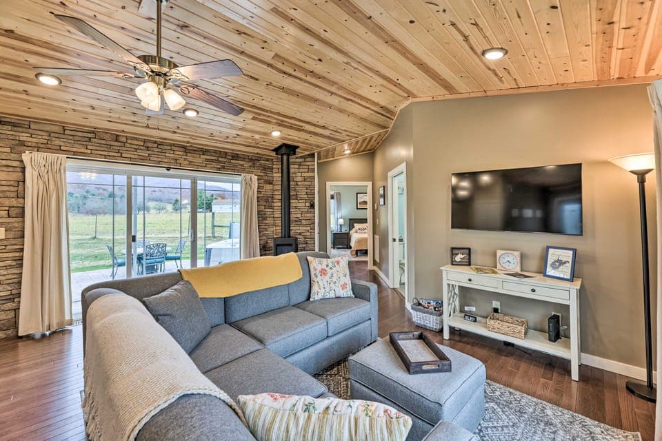 Guesthouse on Lonesome Hollow: Hot Tub & Mtn Views House in Shenandoah Valley