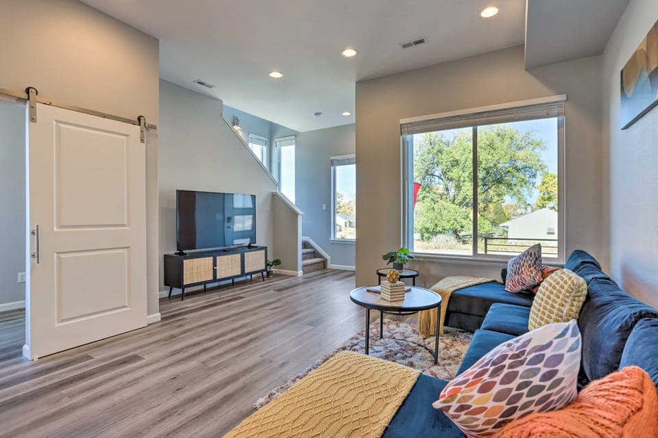 Work, Play & Explore! Townhome 6 Mi to Dtwn Denver Apartment in Commerce City