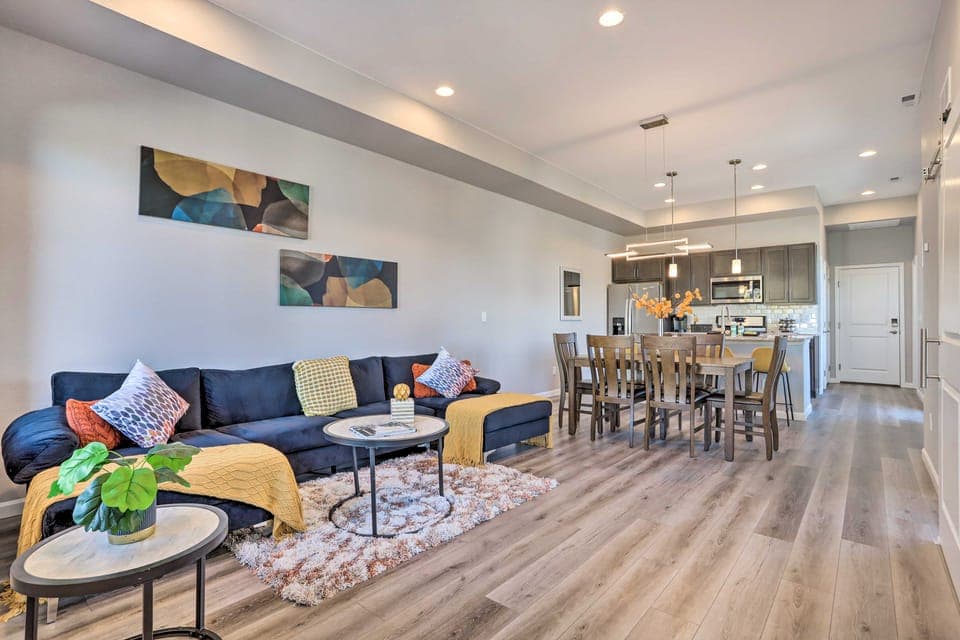 Work, Play & Explore! Townhome 6 Mi to Dtwn Denver Apartment in Commerce City