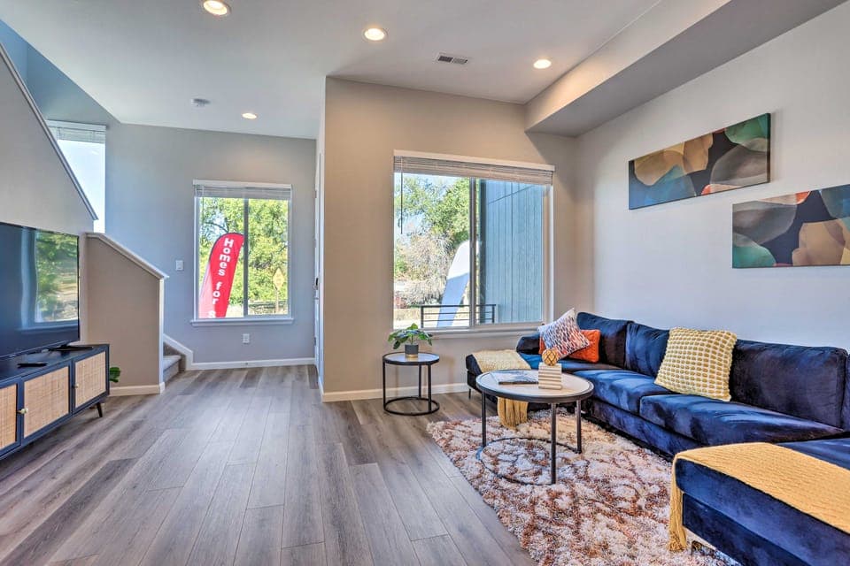 Work, Play & Explore! Townhome 6 Mi to Dtwn Denver Apartment in Commerce City