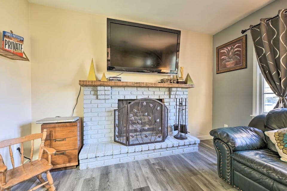 'Hedge House': Just 4 miles to Notre Dame! House in Granger