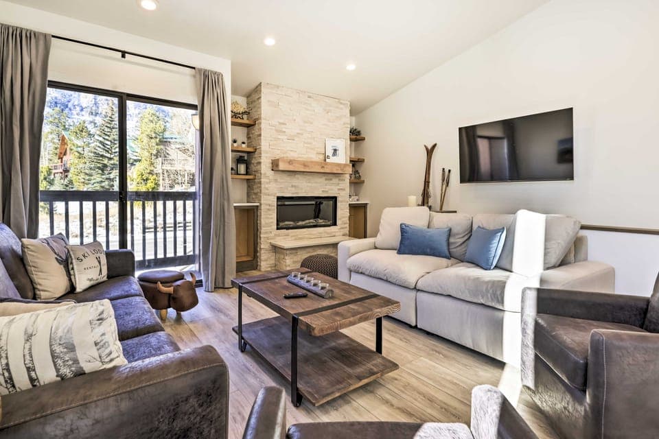 Chic Condo w/ Fireplace: Walk to Main St Frisco! Apartment in Frisco