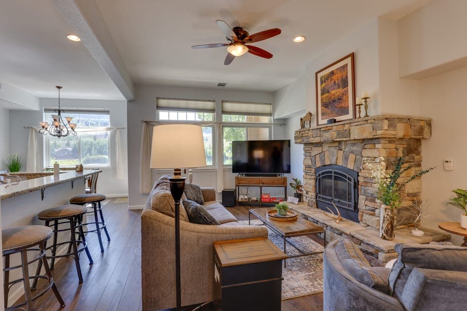 Stunning Mtn Views & Hot Tub: Silverthorne Retreat Apartment in Silverthorne