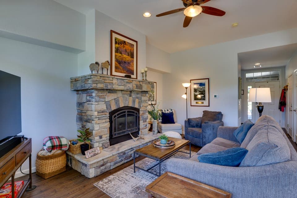 Stunning Mtn Views & Hot Tub: Silverthorne Retreat Apartment in Silverthorne