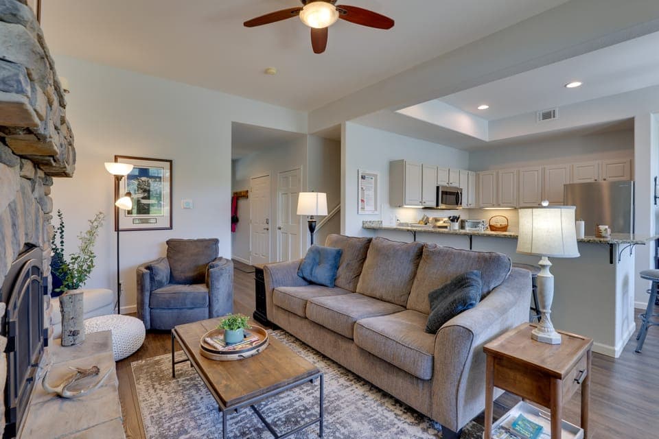 Stunning Mtn Views & Hot Tub: Silverthorne Retreat Apartment in Silverthorne