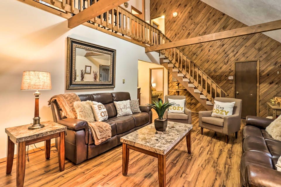 Near Big Boulder Mtn: Cabin w/ Furnished Deck House in Tunkhannock Township