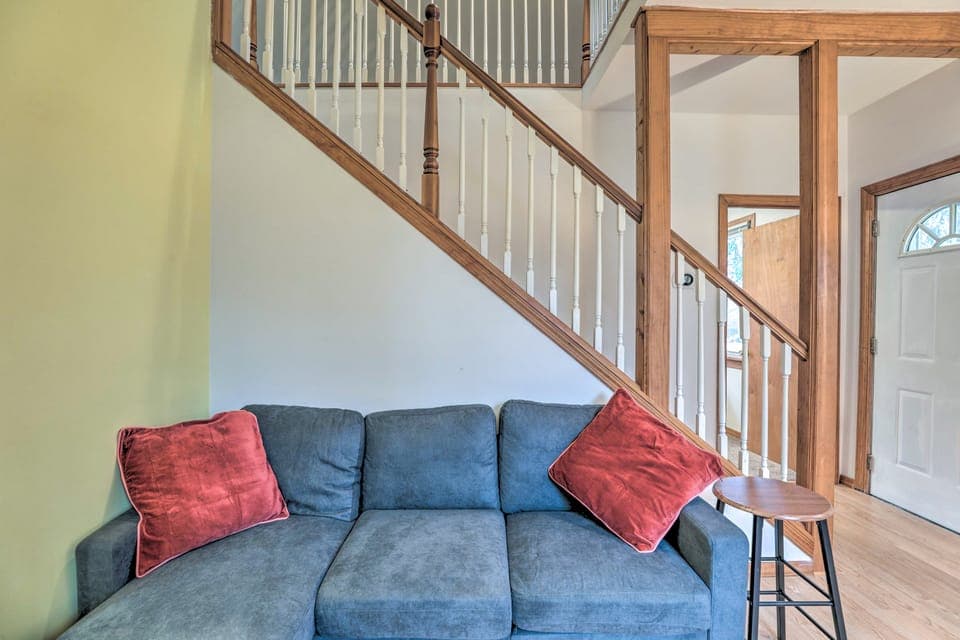 Cozy Westmont Home: Walk to Metra Station! House in Westmont