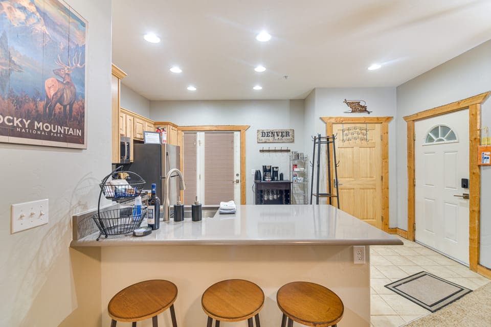 Patio & Mountain Views: Central Grand Lake Condo! Apartment in Grand Lake