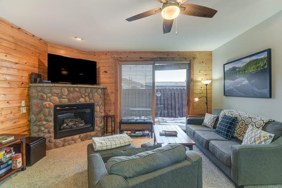 Patio & Mountain Views: Central Grand Lake Condo! Apartment in Grand Lake